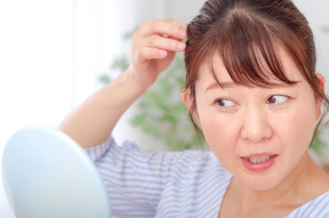 白髪染めをカラーと呼ぶのか？