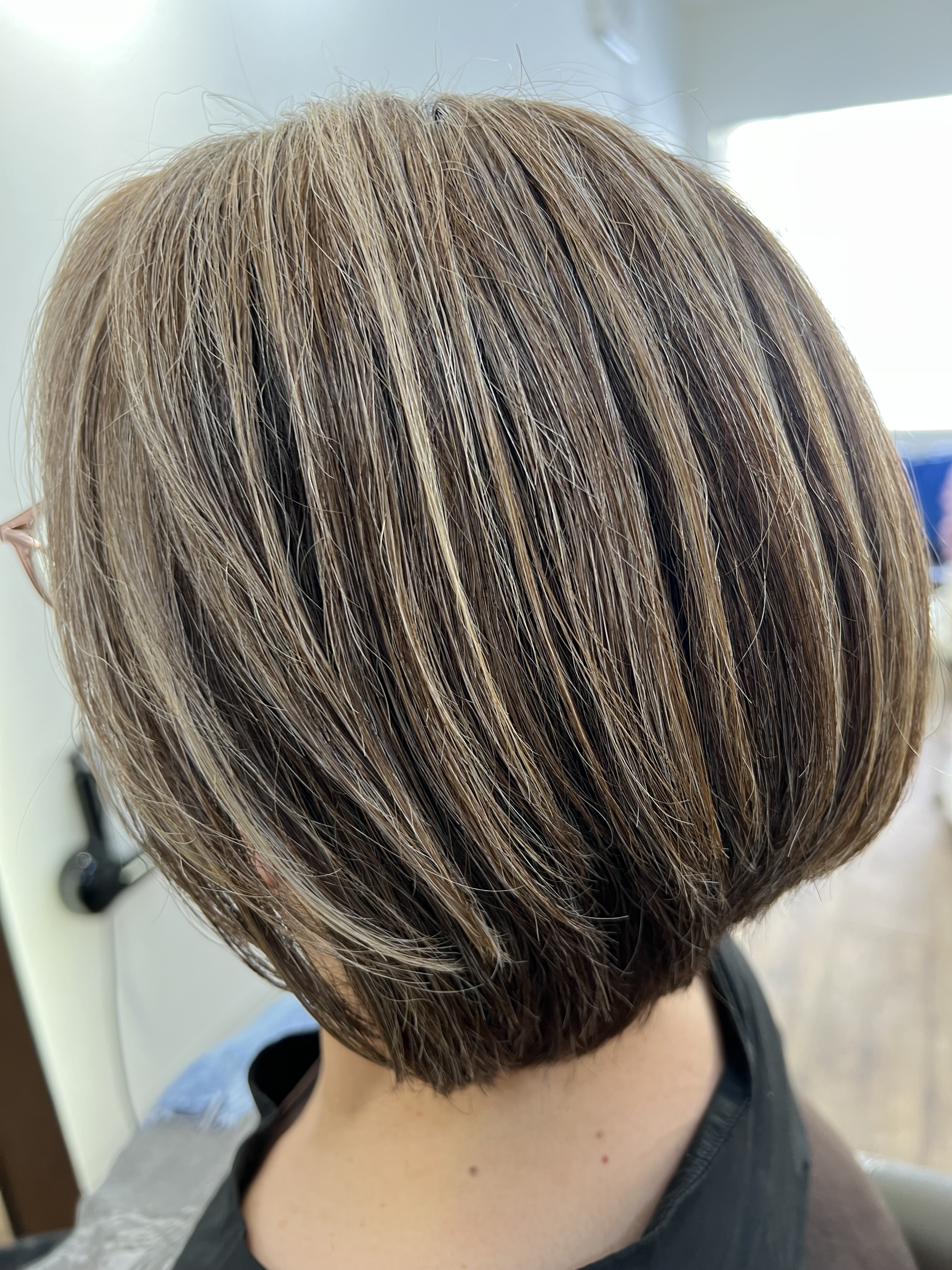 【白髪染め、やめたい人へ】脱・白髪染めという選択｜自然な大人カラー