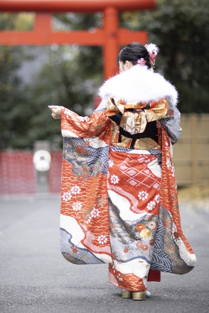 後ろ姿で老けて見える人の共通点とプロの対策法