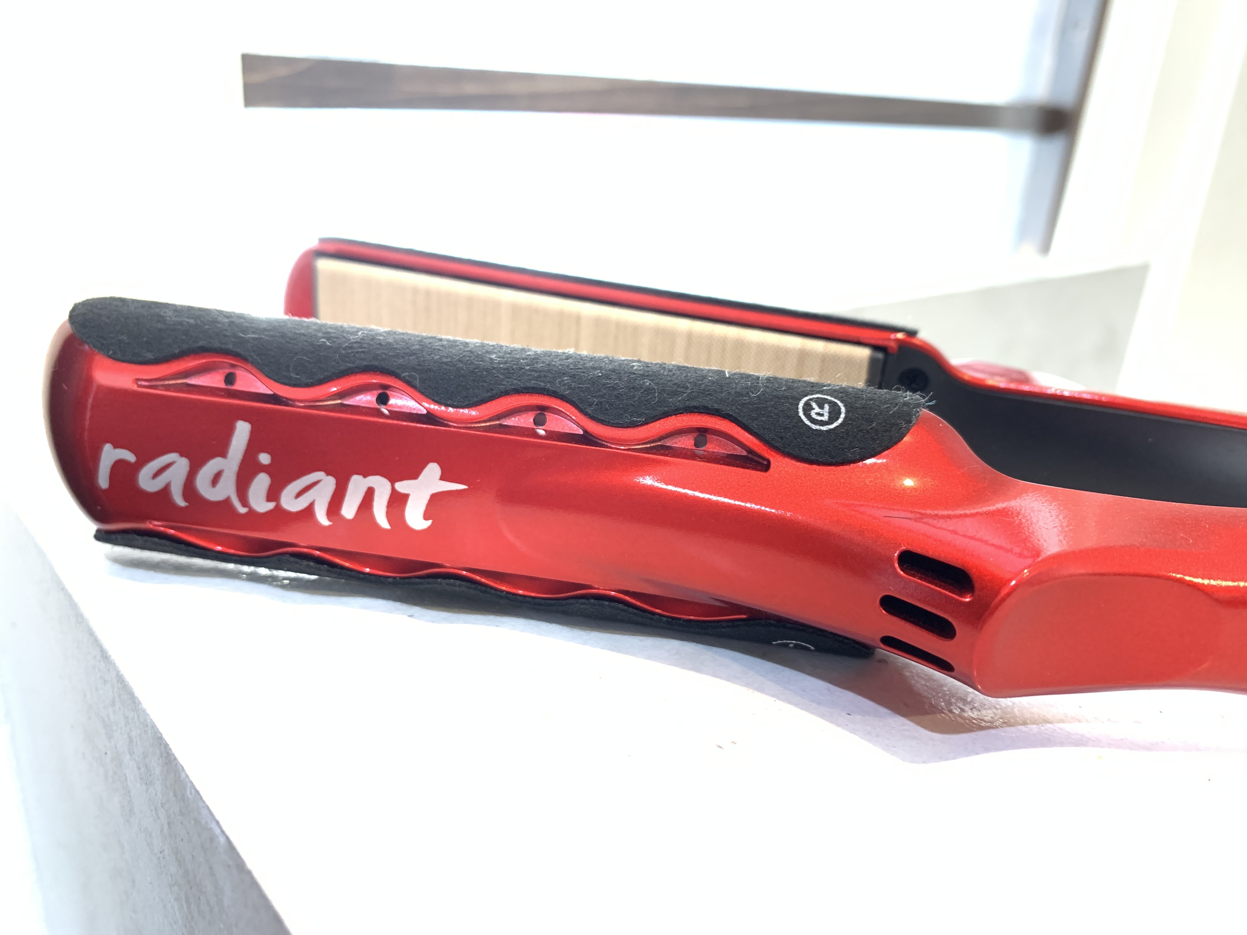 「ヘアアイロンで差がつく！正しい温度と使い方で守るツヤ髪」